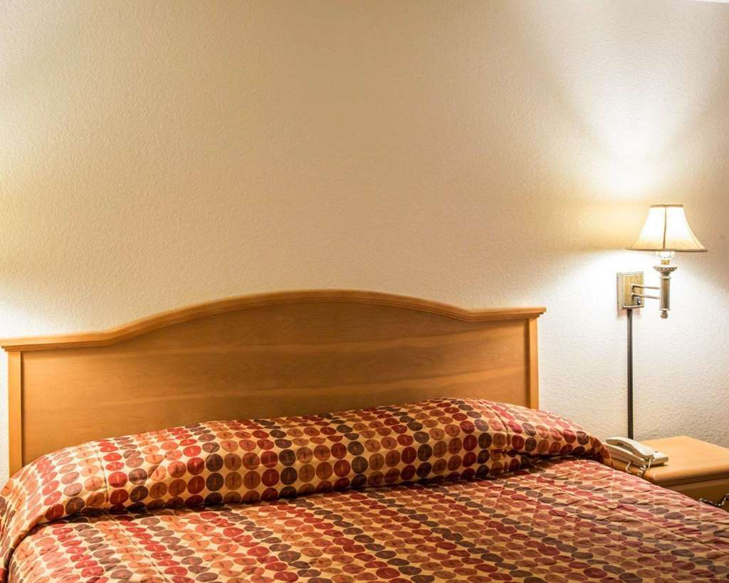 Rodeway Inn & Suites Near Outlet Mall - Asheville Room photo