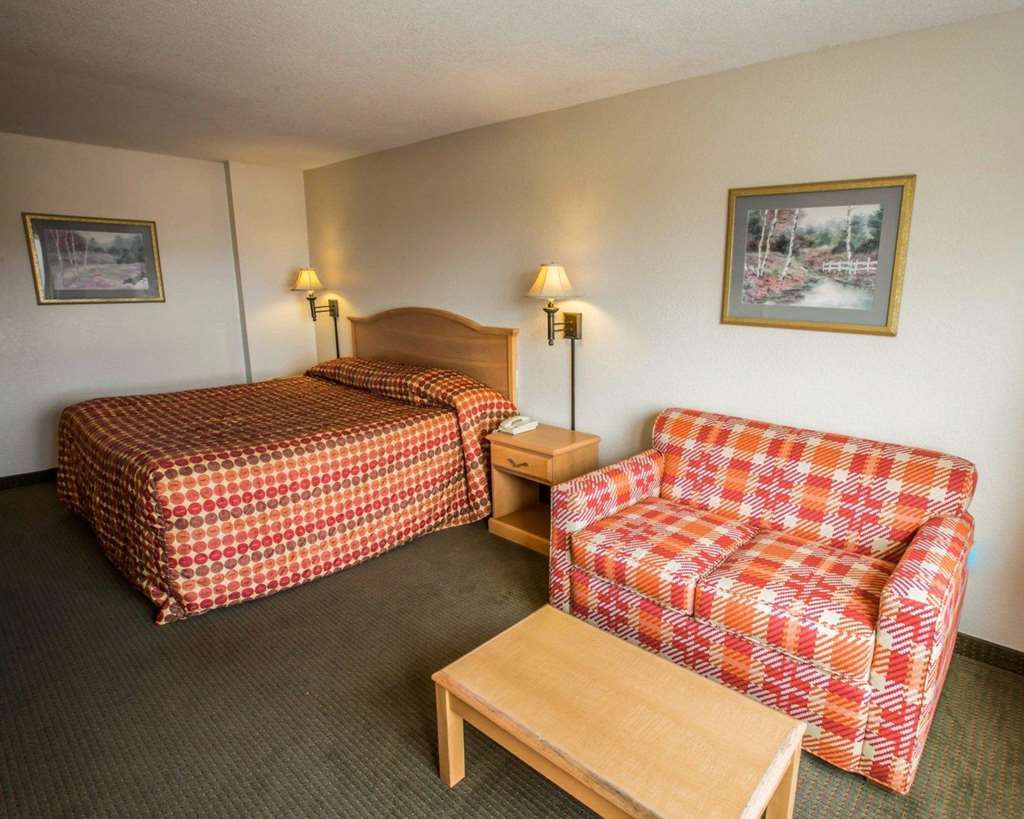 Rodeway Inn & Suites Near Outlet Mall - Asheville Room photo